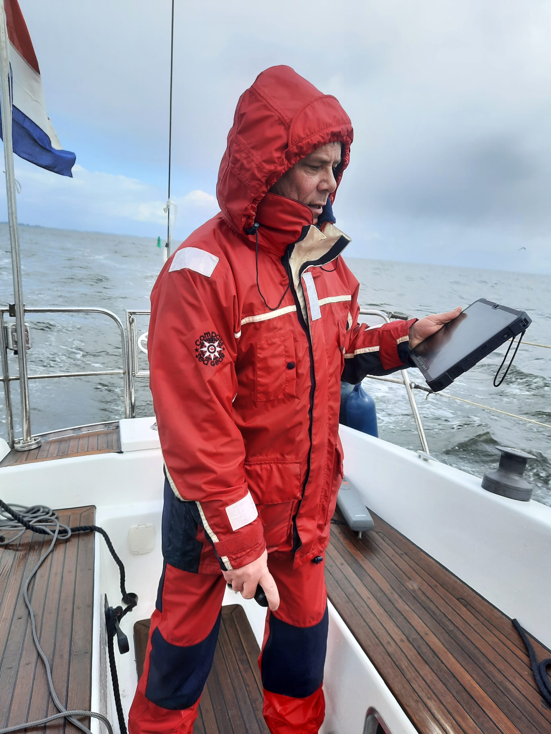 Man met Dell Rugged Tablet op zeilboot